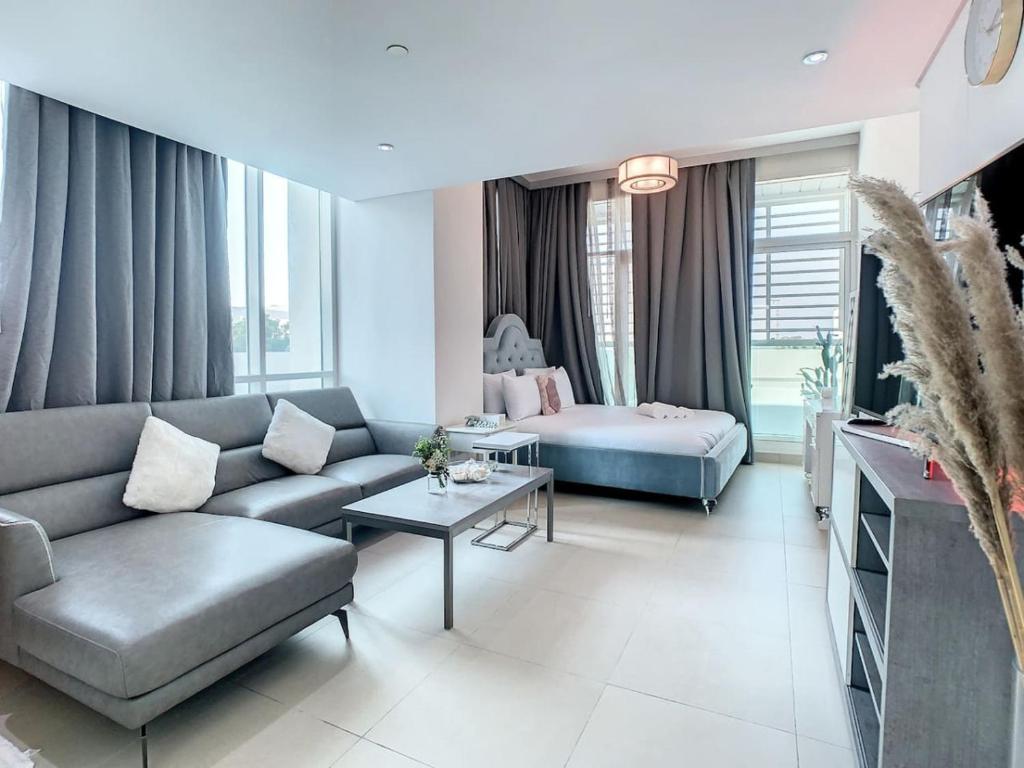 迪拜Key View - Hilliana Tower的客厅配有沙发和1张床
