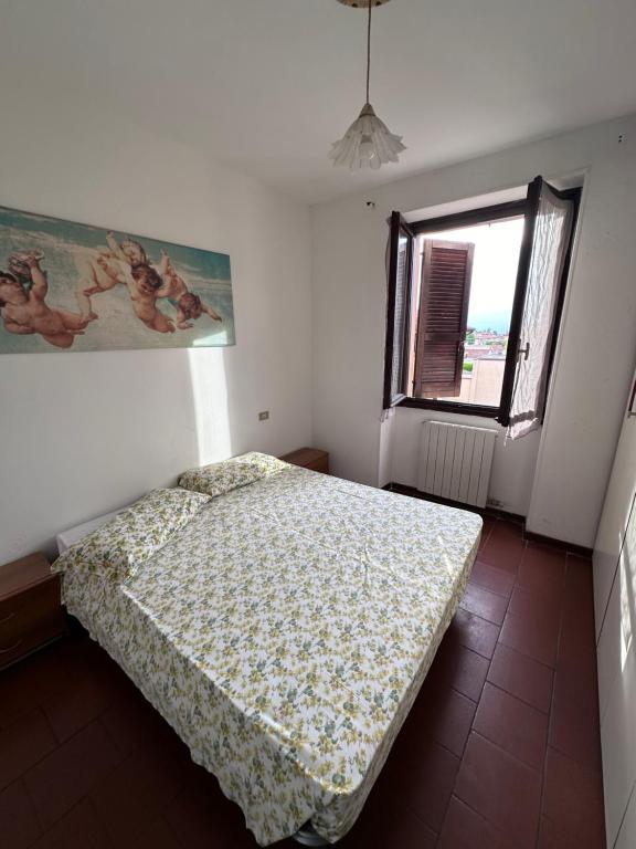 布雷西亚Via Rose (dietro Freccia Rossa)的一间卧室设有一张床和一个窗口