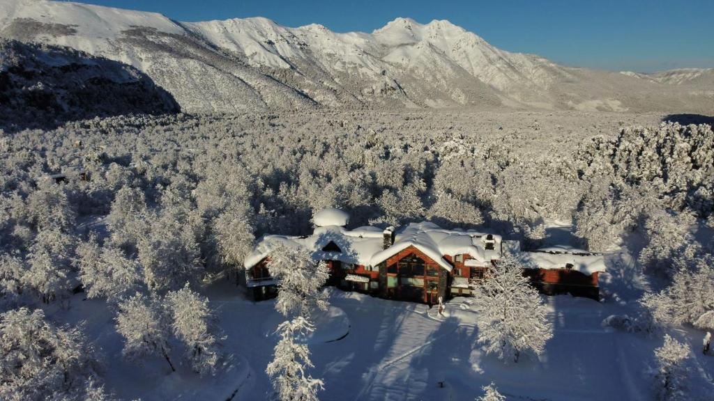 拉斯特朗卡斯Rocanegra Mountain Lodge的雪覆盖的房子的空中景色