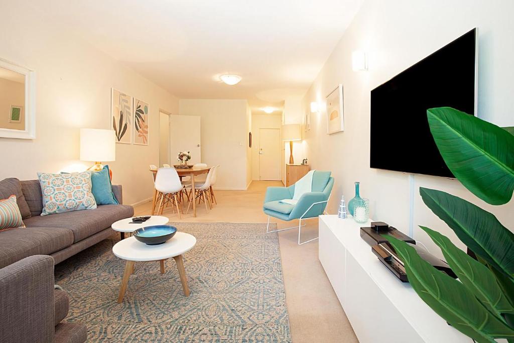 悉尼Bayside Tranquility的带沙发和电视的客厅