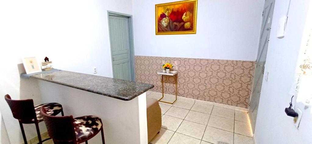 帕劳阿佩巴斯Flat JM的一间位于客房内的带柜台和两把椅子的浴室