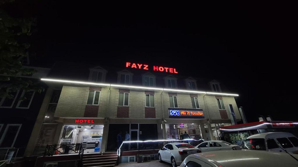 KarmanaFAYZ HOTEL的华丽的酒店,上面有 ⁇ 虹灯标志