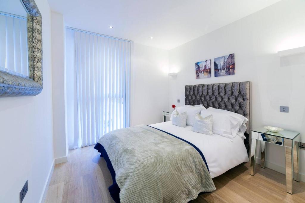 伦敦塔桥独家公寓的白色卧室配有一张带白色枕头的大床
