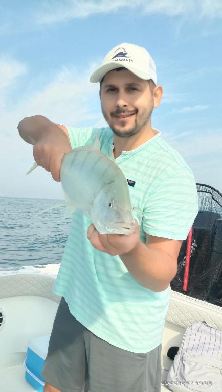 迪拜Dubai fishing trip 5 hours的船上养鱼的人