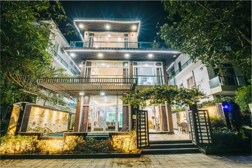 岑山Villa Sao Biển 15 FLC Sầm Sơn的一座公寓楼,晚上设有阳台