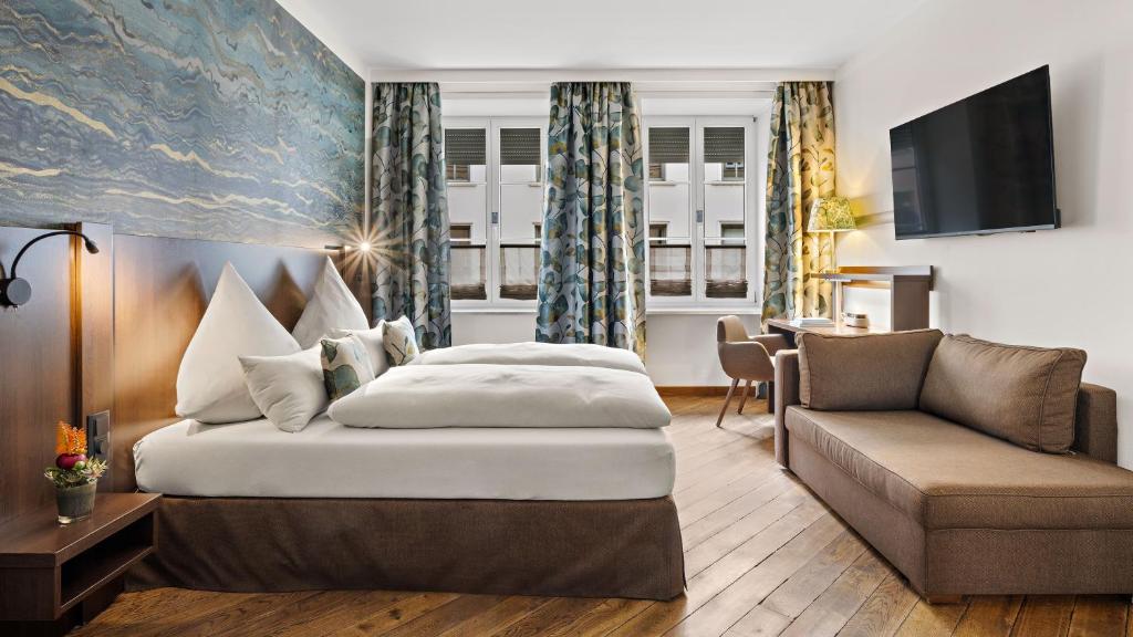 慕尼黑德意志橡树酒店 的酒店客房,配有床和沙发