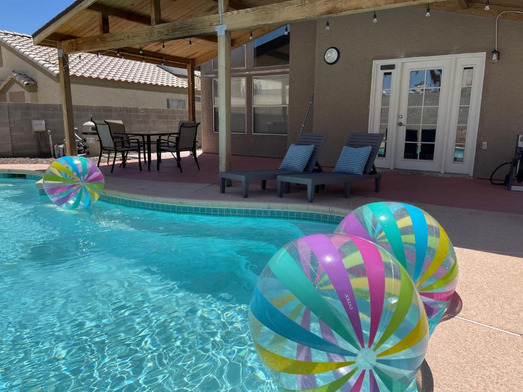 拉斯维加斯Pool House Newly Remodeled 3bed 3bath Near DT Summerlin and Red Rock的一个带两个沙滩球的游泳池