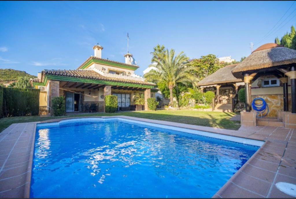 卡拉德米哈斯Villa For Families los Agaves的房屋前的大型游泳池