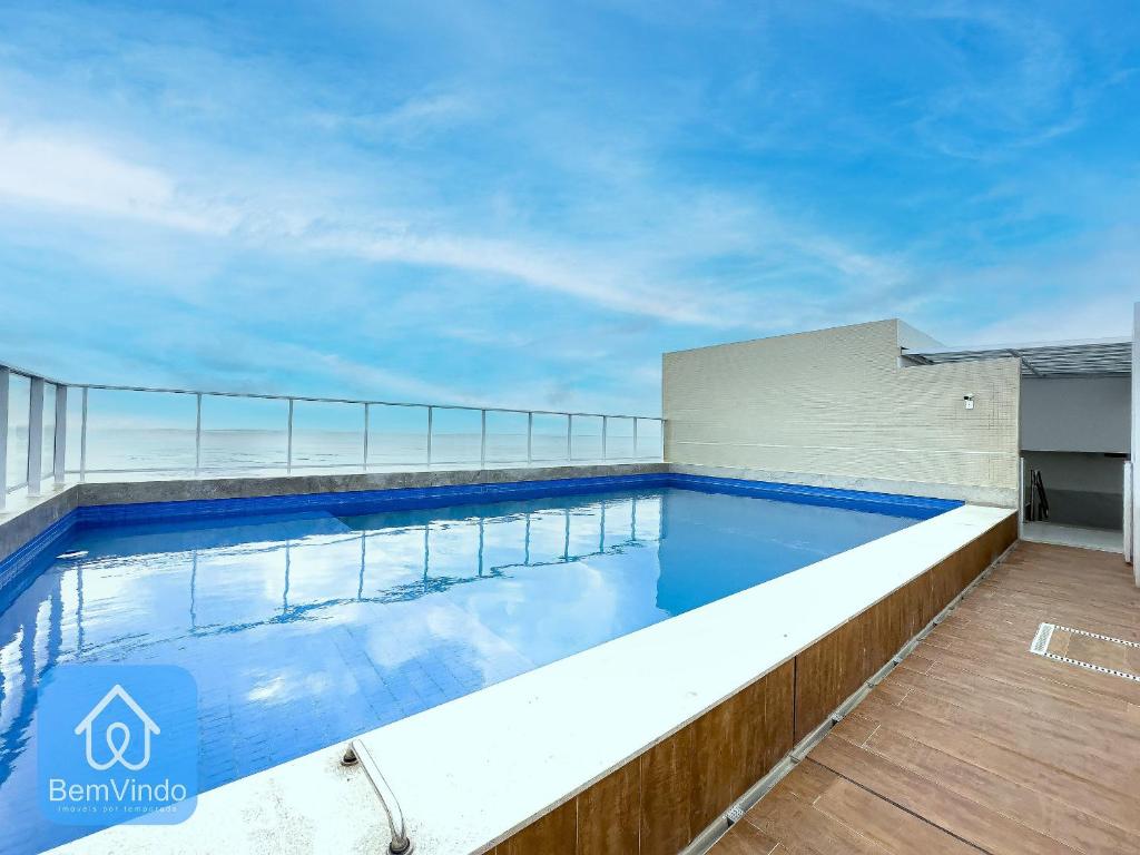 萨尔瓦多Estadia Confortável: Studio no Smart Pituba的建筑物屋顶上的游泳池