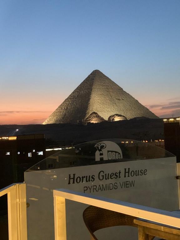 开罗金字塔景荷鲁斯旅馆的金字塔前有标志的建筑物