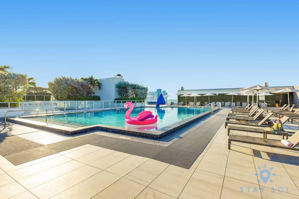好莱坞Hollywood Bliss Studio Rooftop Pool的水中带粉红色火烈鸟的游泳池