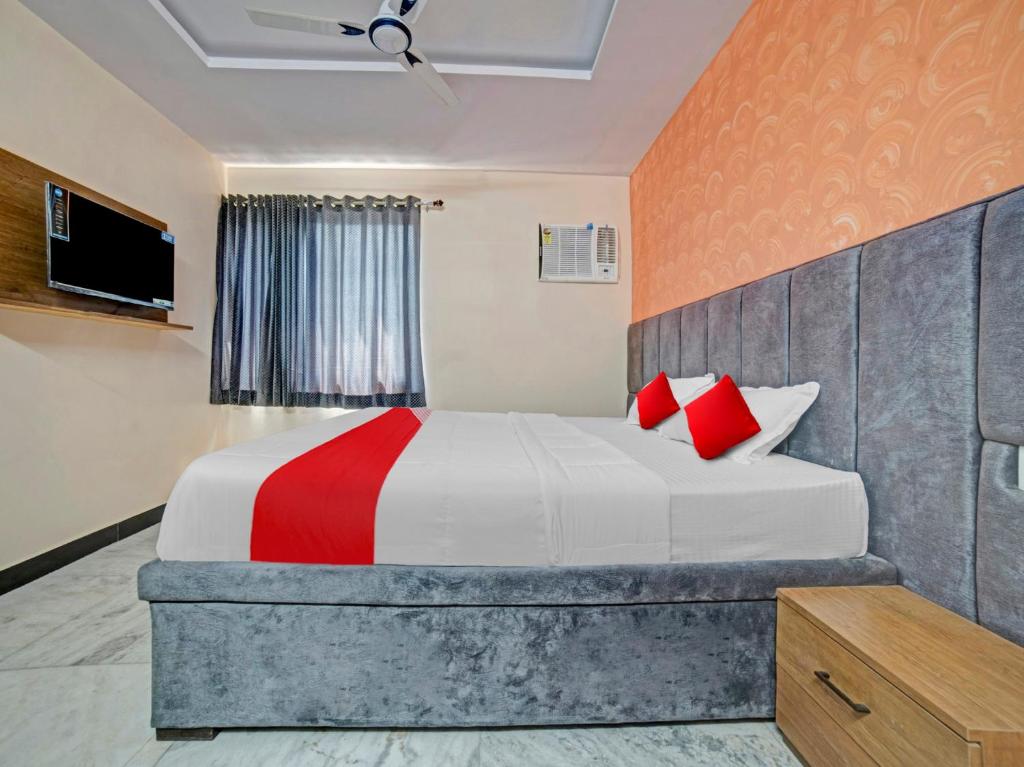 贾姆谢德布尔All Seasons Corporate的一间卧室配有一张带红色枕头的大床