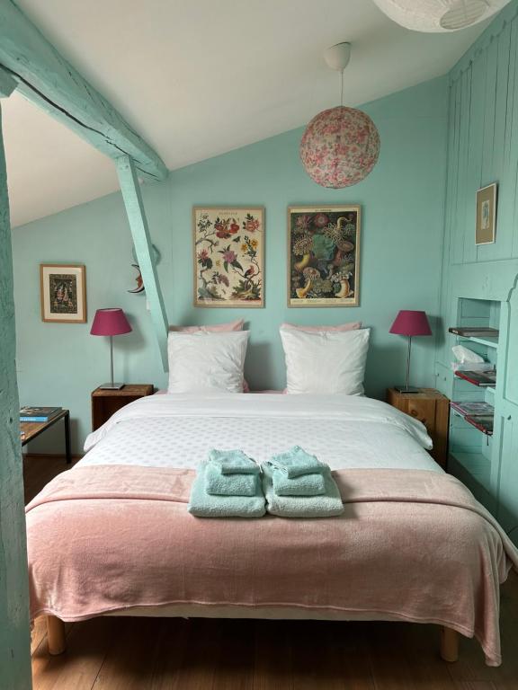 RabastensSûn Chambres d'hôtes的一间卧室配有带毛巾的床