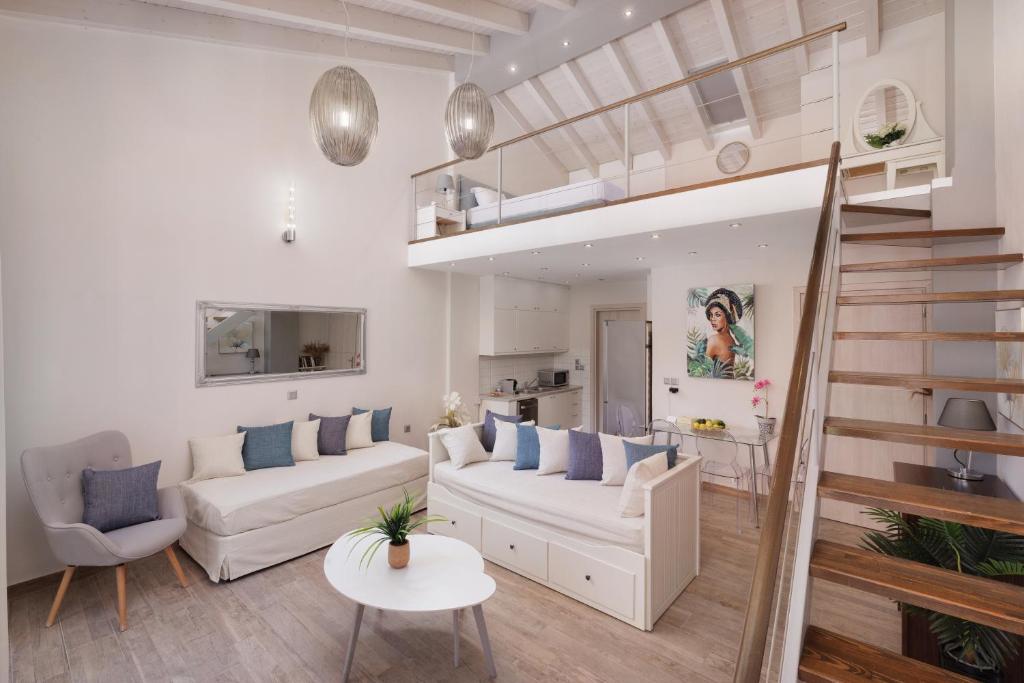 科孚镇Corfu Town Luxury Studios -A的客厅配有白色家具和楼梯
