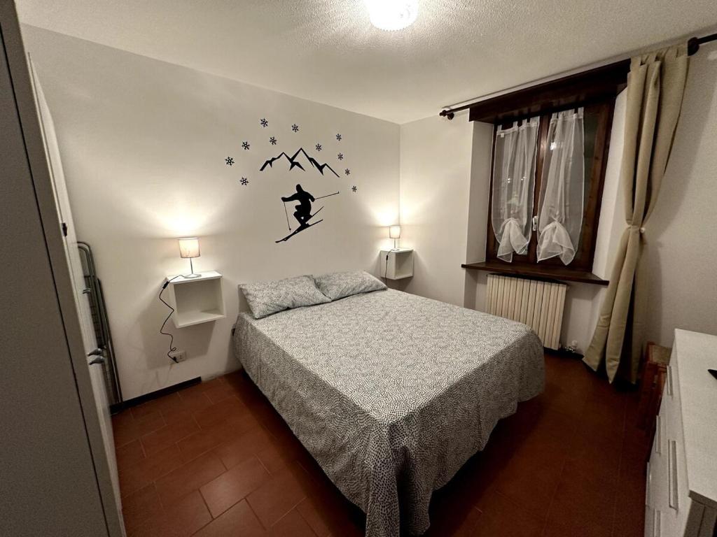 巴多尼奇亚Appartamento Bardonecchia的一间卧室设有床铺和星光墙