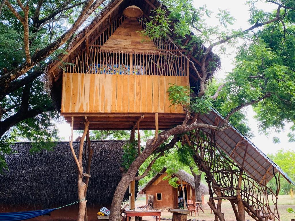 蒂瑟默哈拉默Yala Village Eco Tree House的树屋