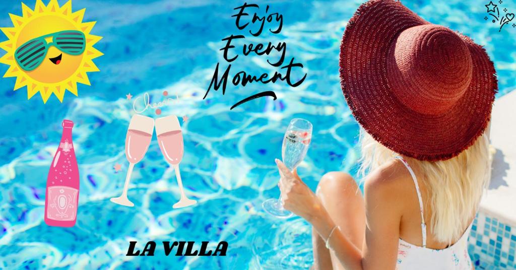 马德里Spectacular villa with pool in Madrid and privacy的戴帽子的女人坐在游泳池旁,戴眼镜