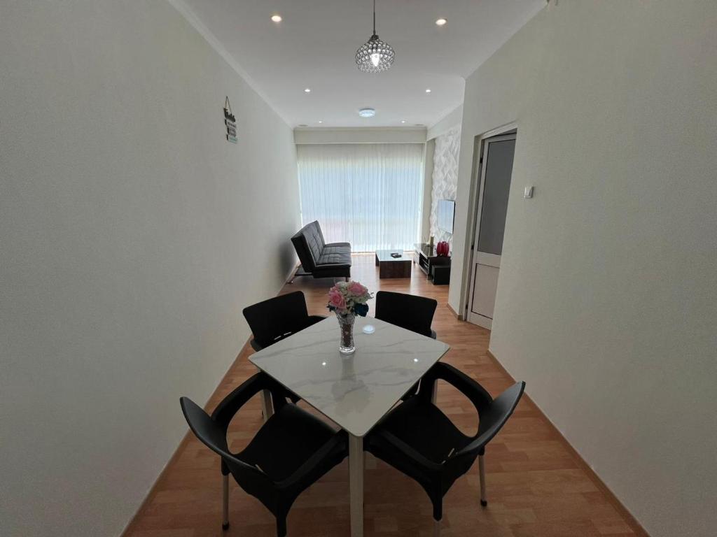 卢班戈J´S Place的客厅配有白色的桌子和椅子