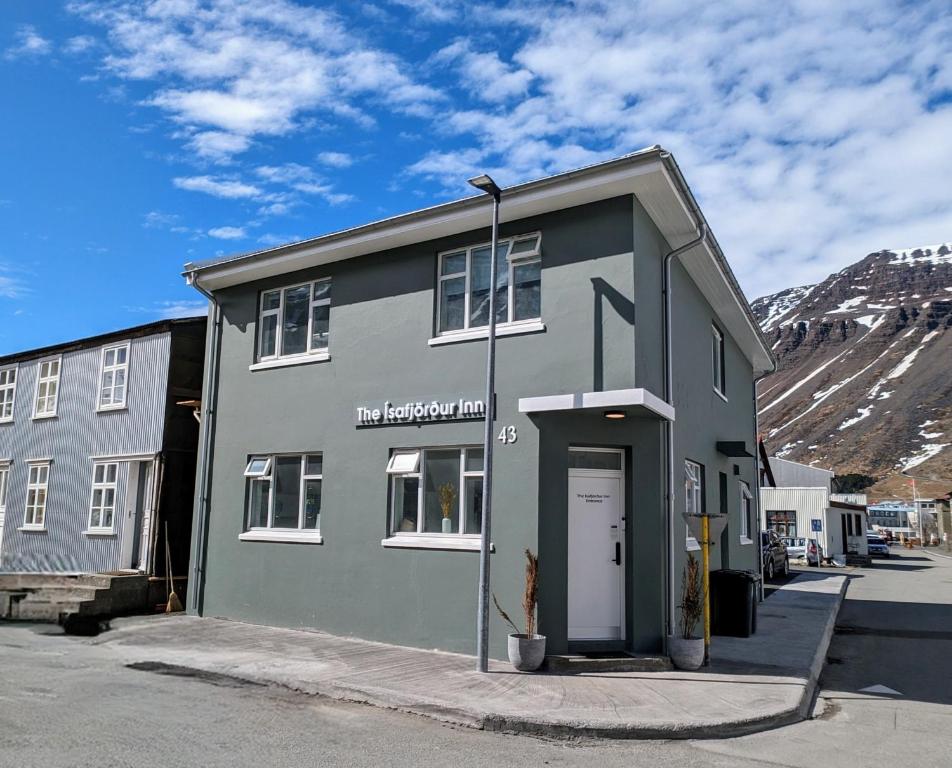 伊萨菲尔德The Ísafjörður Inn的街上有门的灰色建筑