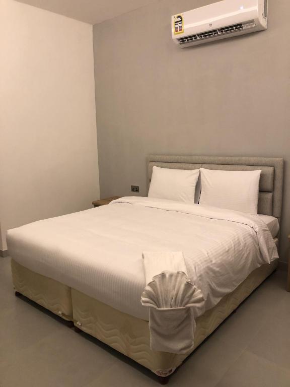 Ḩayl Āl ‘UmayrIveria Hotel Apartments的卧室配有一张带空调的壁床。