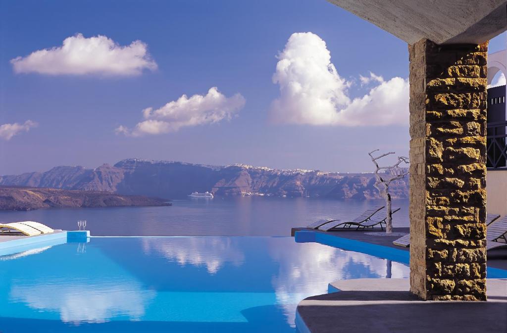 阿克罗蒂里阿斯塔特套房酒店的享有水景的游泳池