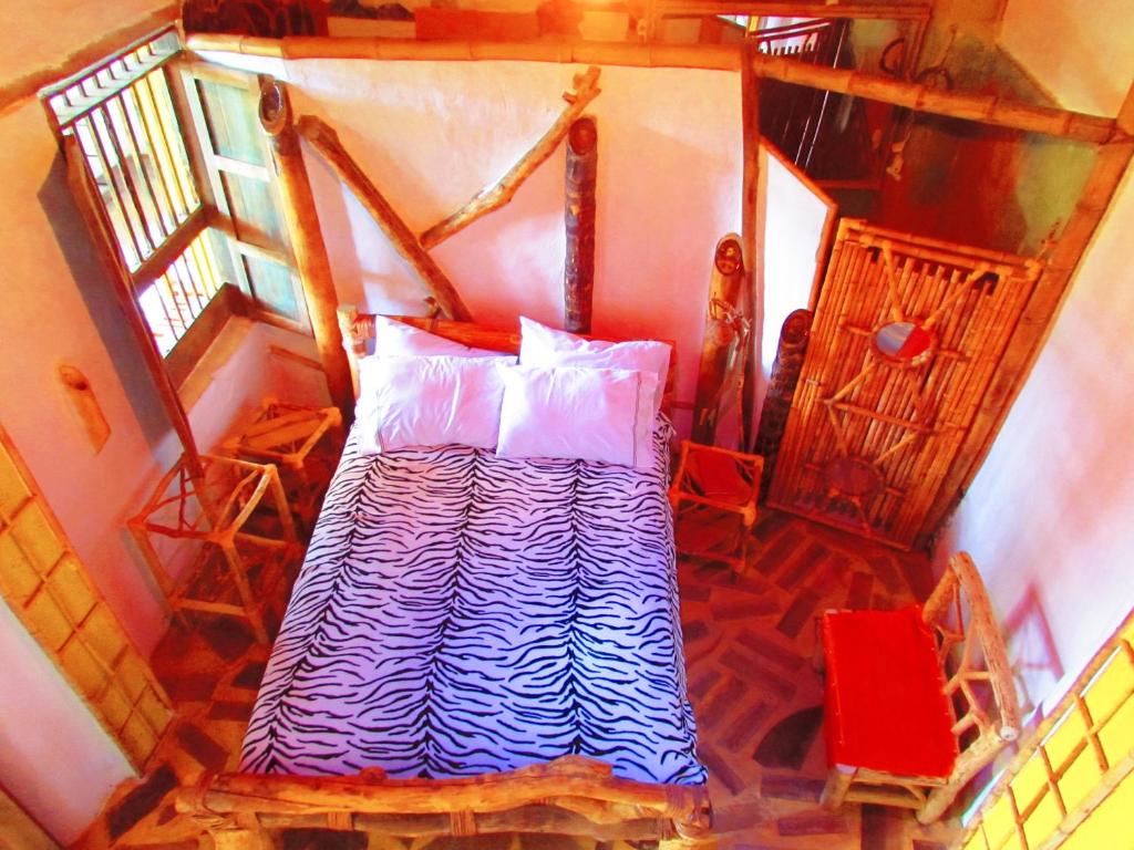 圣奥古斯丁Hotel Casa Tarzan的客房内的一张床上景色