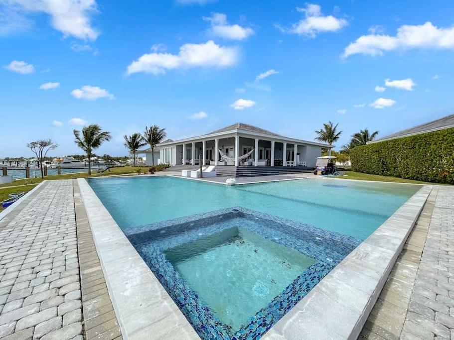 爱丽丝镇Largest Private Island Home & Pool Villa的房屋前的游泳池