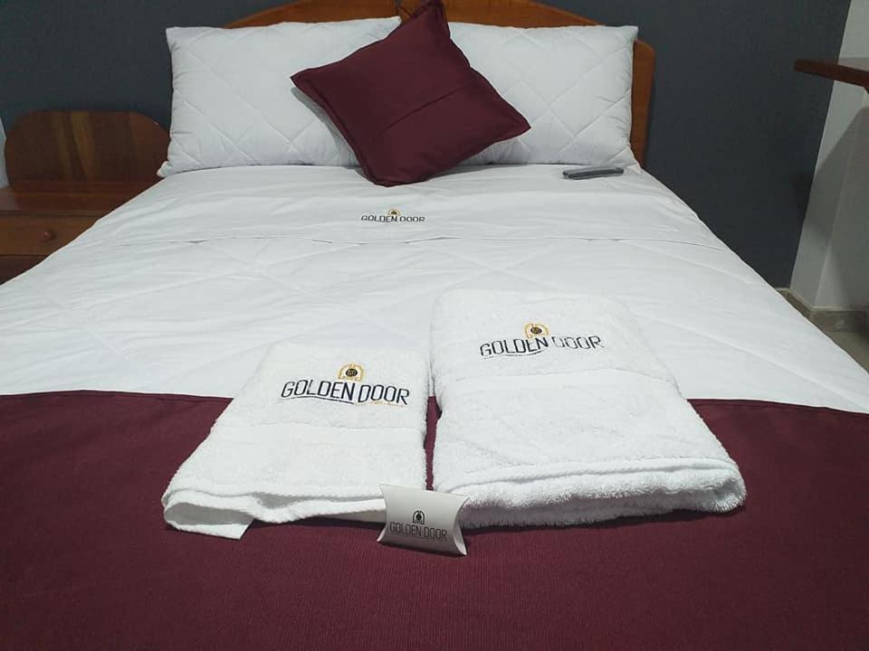 圣拉蒙Golden Door的床上有两条白色毛巾