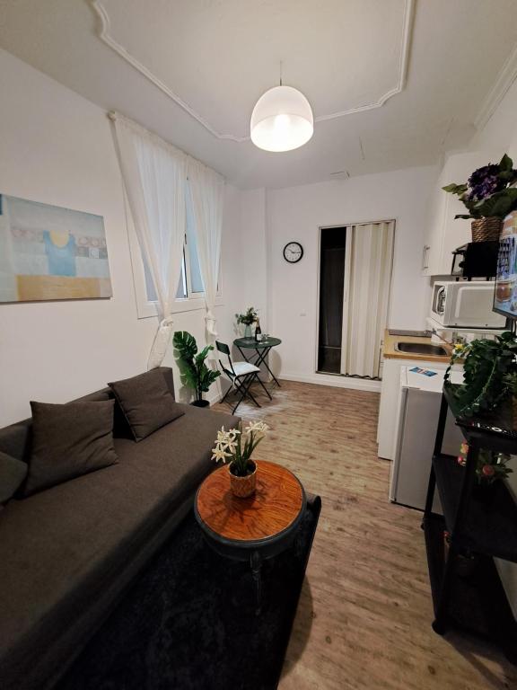 巴塞罗那Barcelona Central Apartments的客厅配有沙发和桌子