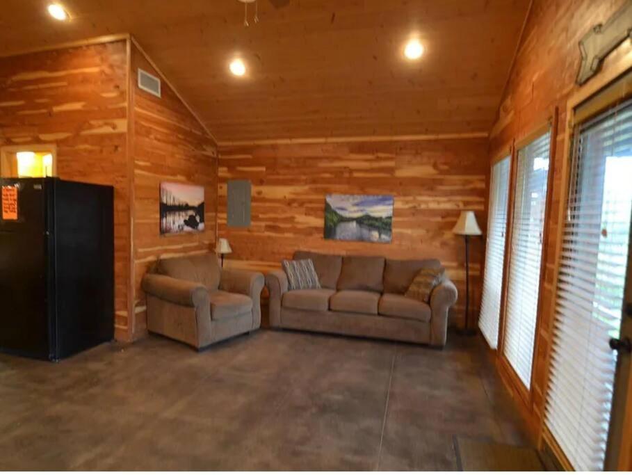 Heber SpringsLittle Red Riverfront Cabin的客厅配有两张沙发和一台电视