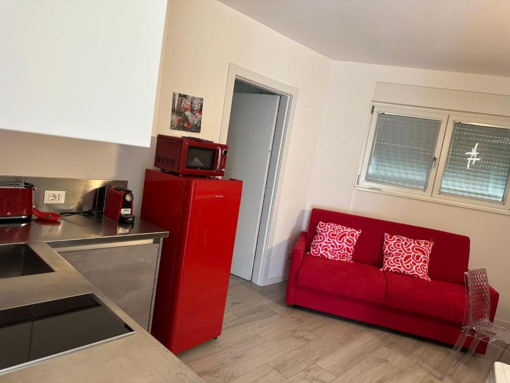 博尔扎诺Frans home free WiFi的带红色冰箱的厨房内的红色沙发