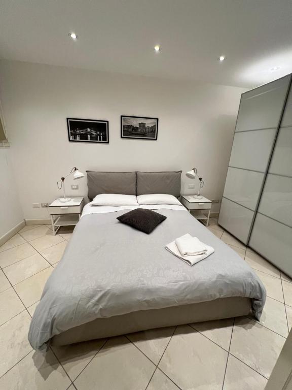 威尼斯Rialto Mercato apartment suite的一间卧室设有一张大床和两个床头柜