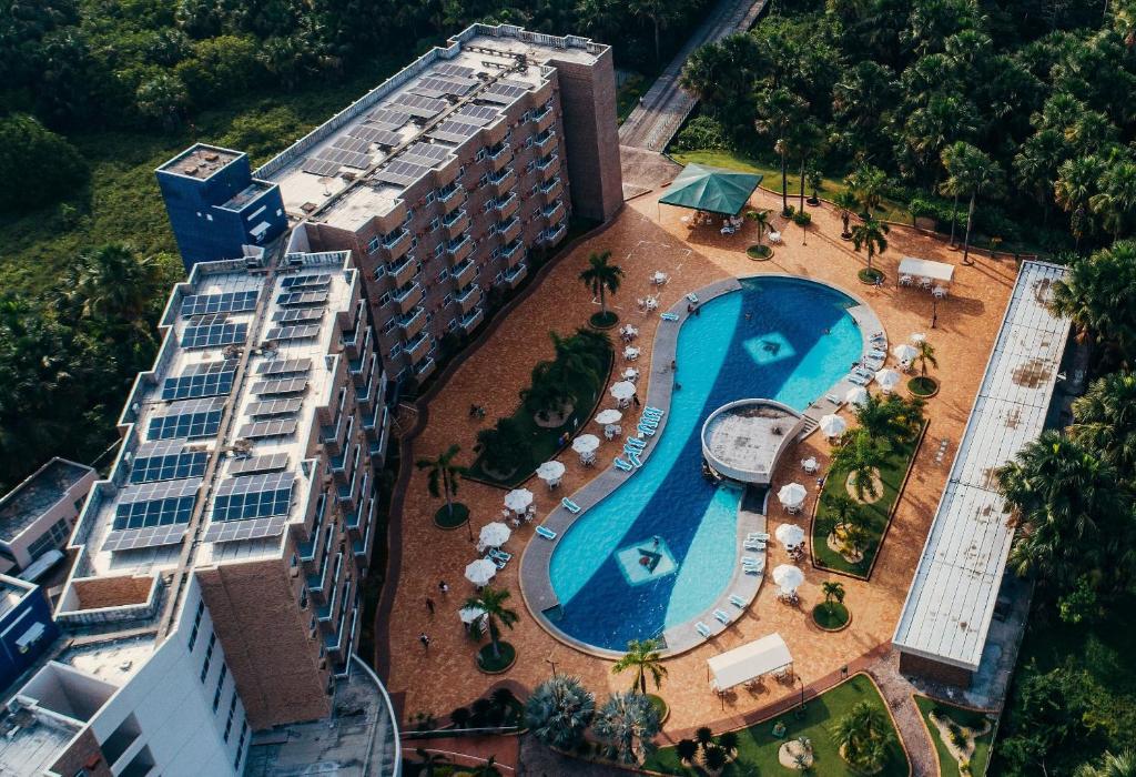巴雷里尼亚斯Gran Lençois Resort的享有酒店上方的游泳池景致
