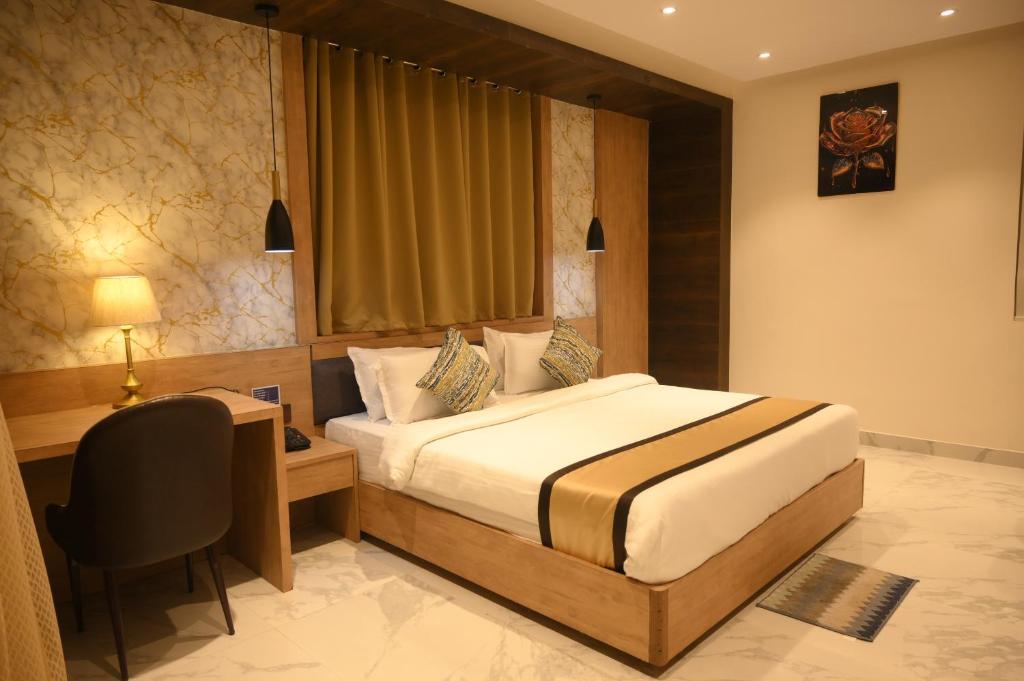 兰奇Hotel The Plateau的一间卧室配有一张床、一张桌子和一把椅子