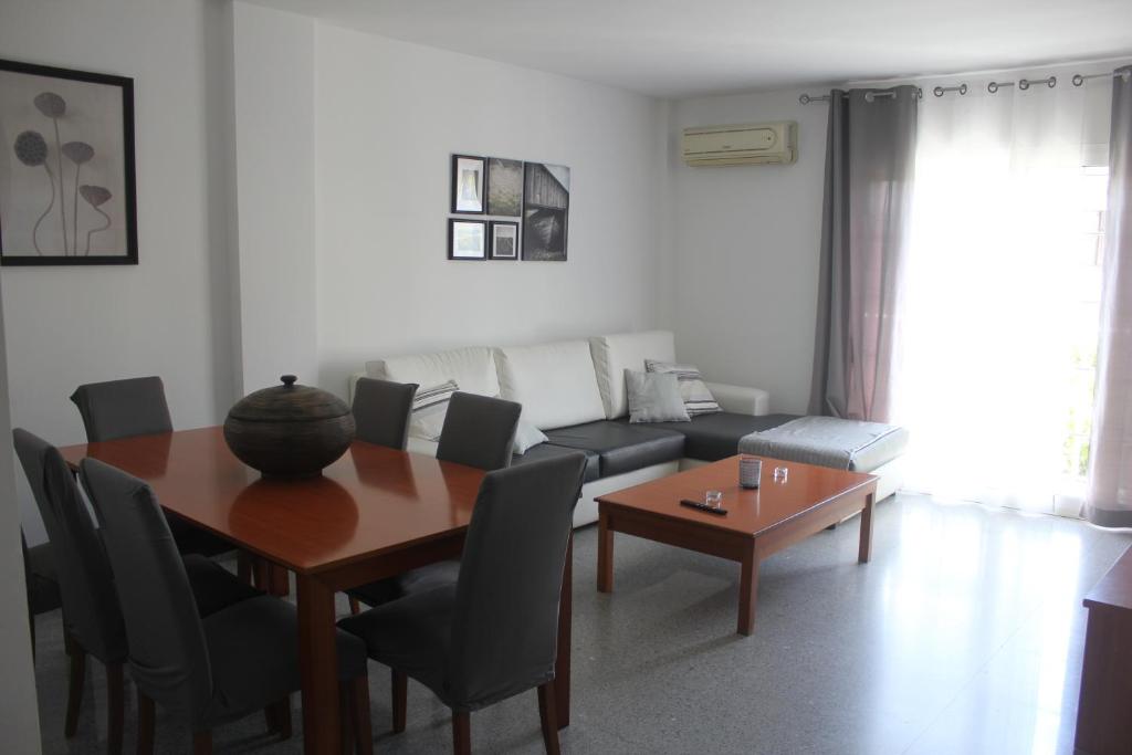 马拉加Apartamento en Ciudad Jardin的客厅配有桌子和沙发