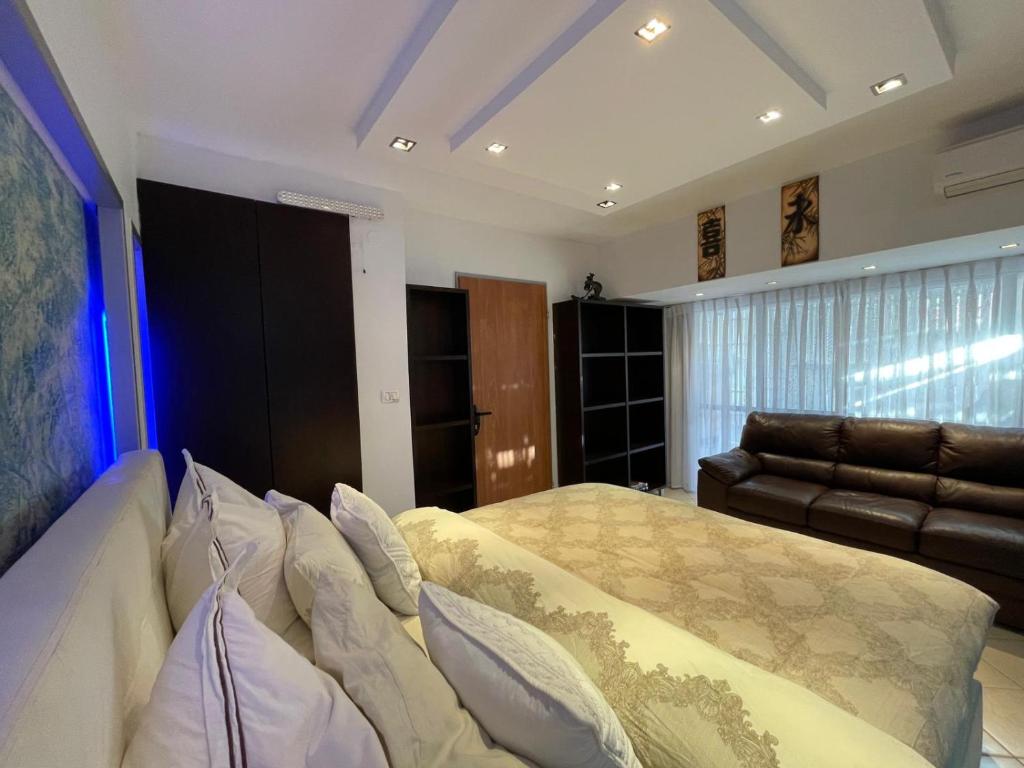 Eilat Beach House的休息区