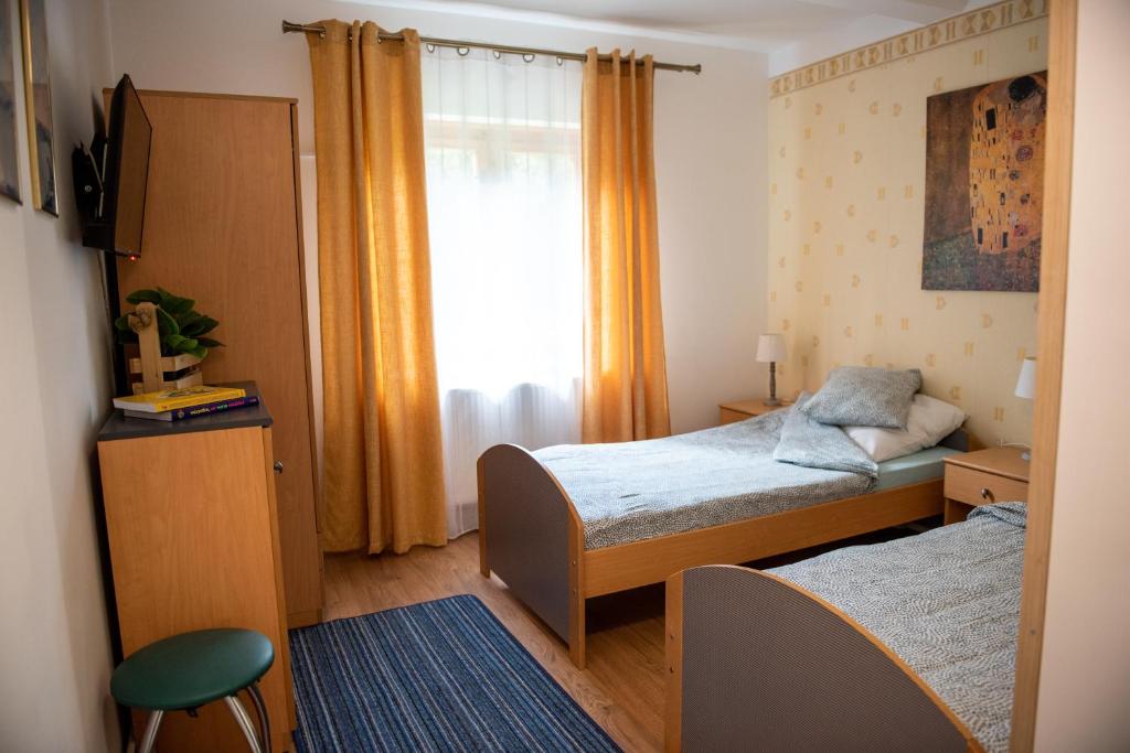 赖曼瑙-兹德鲁伊Pensjonat Kaja的一间小卧室,配有两张床和窗户