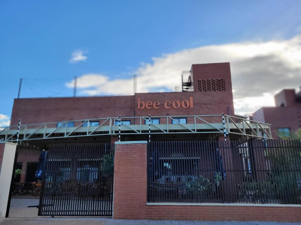 帕尔马斯Bee Cool Hostel的一座建筑,上面有读蜜蜂凉意的标志