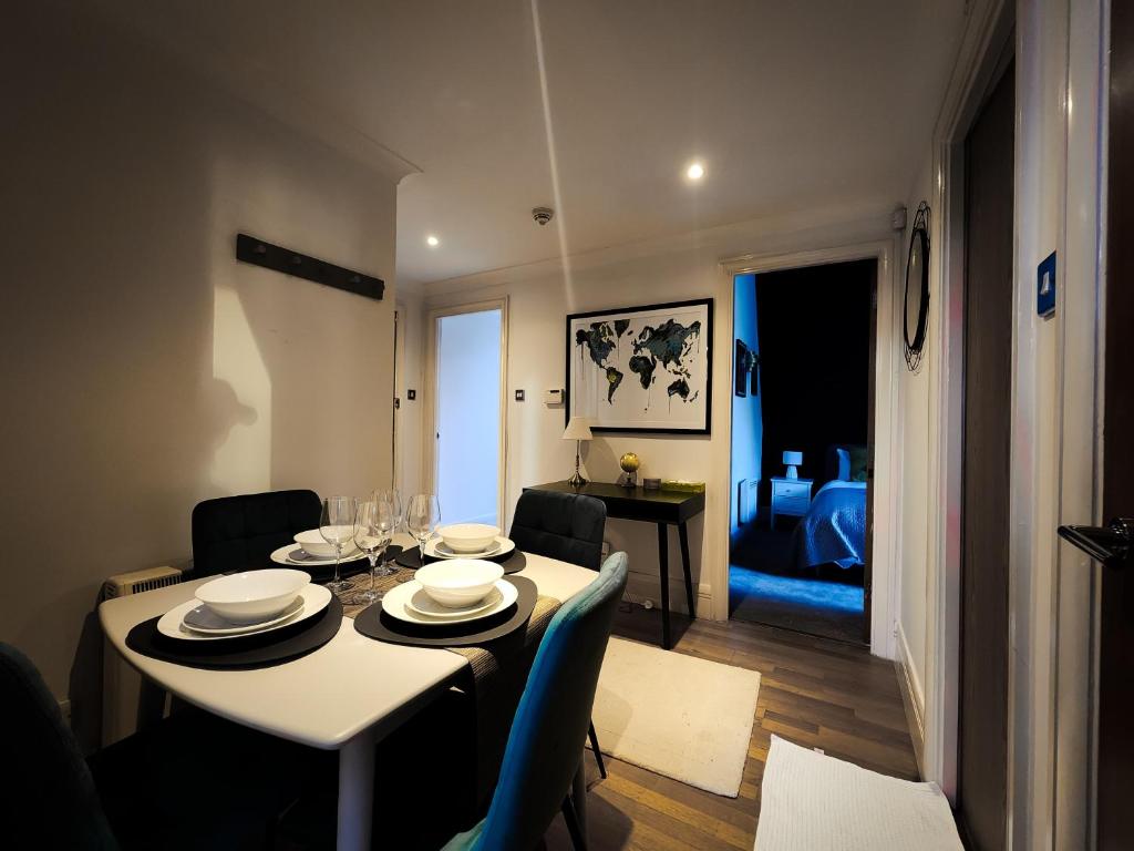 伦敦Apartment Near British Parliament的一间带桌椅的用餐室和一间客厅