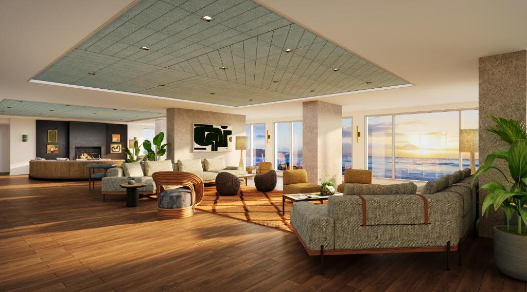 蒙特雷Monterey Tides的带沙发和桌子的客厅以及窗户。