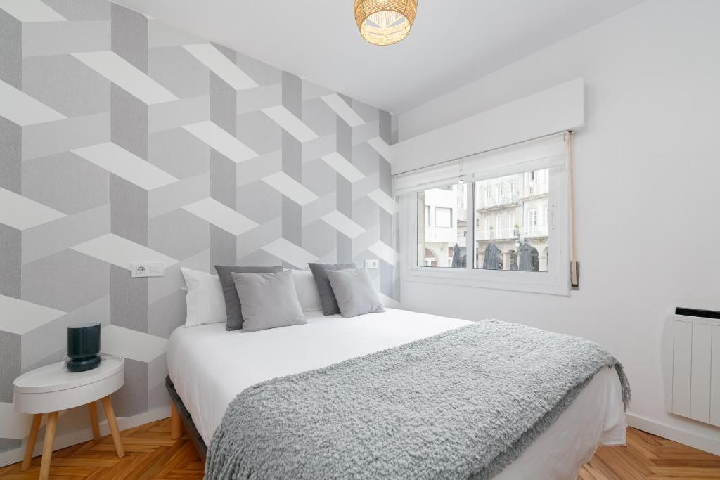 奥波里尼奥Ohana Home的一间卧室设有一张带几何墙的大床