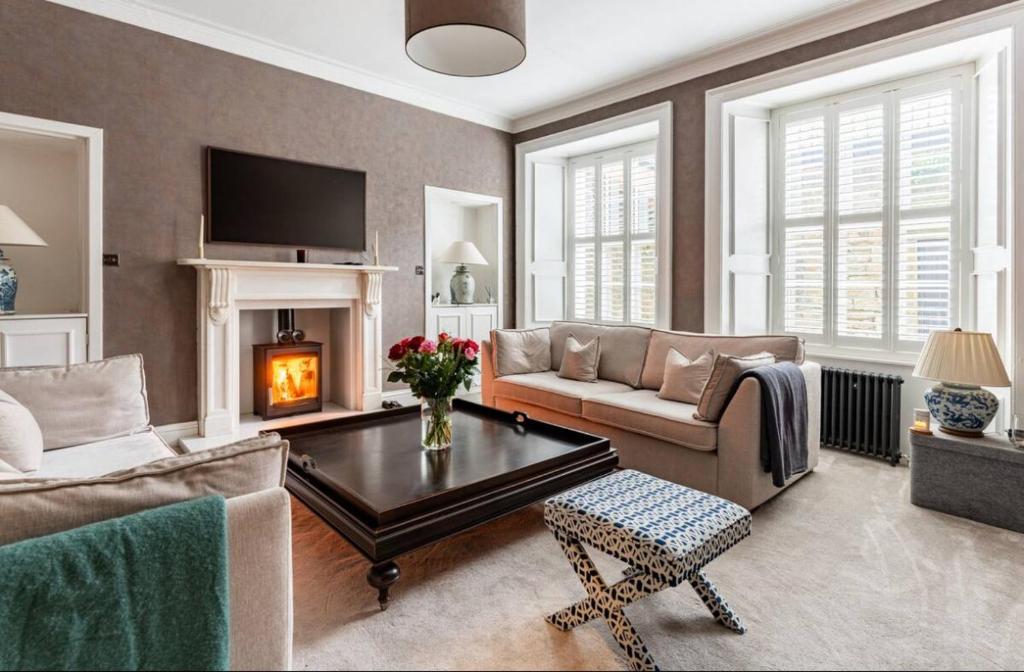 爱丁堡Luxury New Town Apartment的带沙发和咖啡桌的客厅