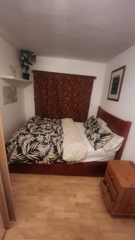 伦敦Gold Lodge的一间卧室配有一张带木制床头板的床