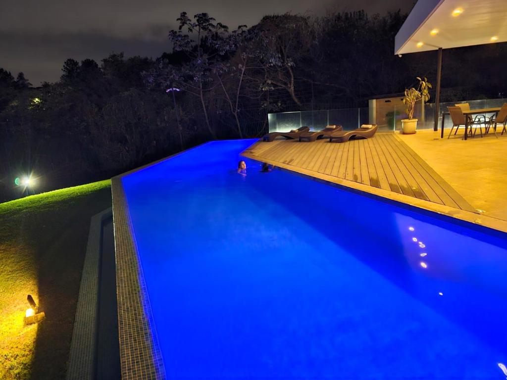 圣何塞CASA SAN JOSE的蓝色的游泳池,晚上带庭院