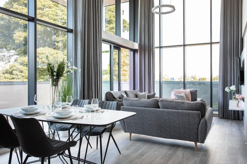 贝尔法斯特Skyline Serenity: Exquisite 3-Bedroom Ultra-Luxury Penthouse的客厅配有桌椅