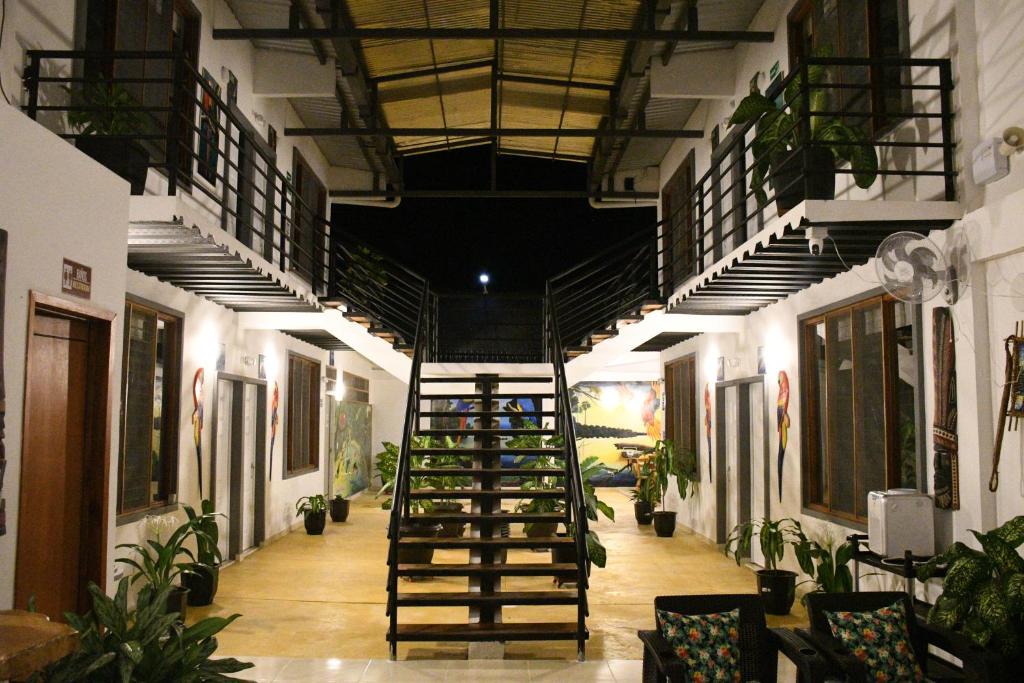莱蒂西亚Cruz Roja - Turismo Solimões的大楼内带螺旋楼梯的走廊