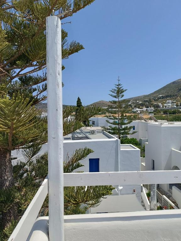 帕罗奇亚PAROS ALL INN Hostel的白色建筑前的白色围栏