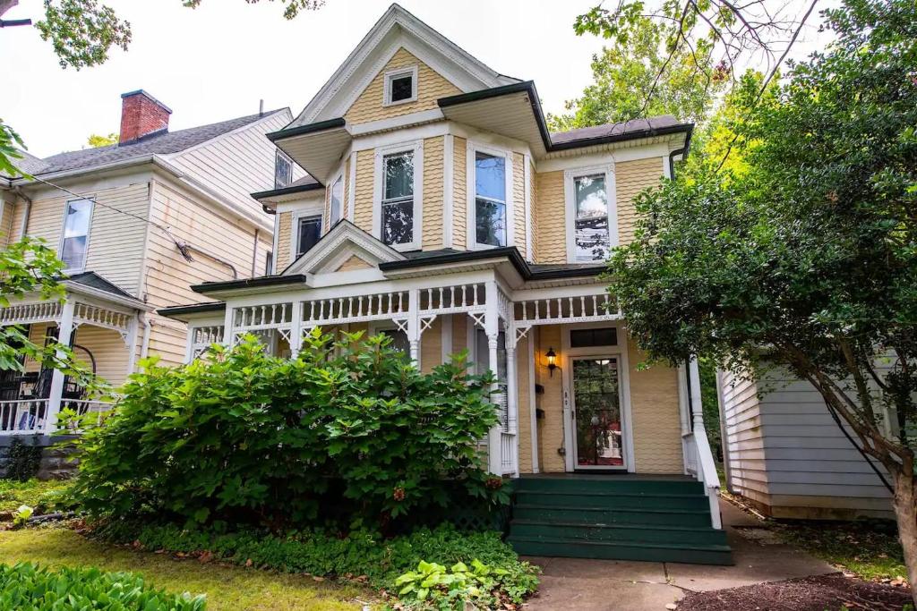 路易斯威尔Spacious Historic House Near Louisville Sites的一座带绿色前门的房屋
