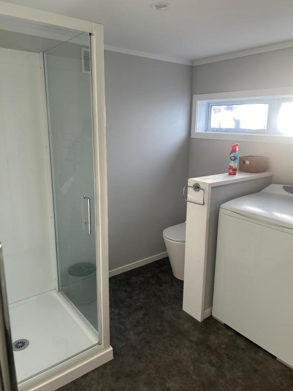 罗托鲁瓦Team Mac Retreat的浴室配有淋浴间和卫生间。