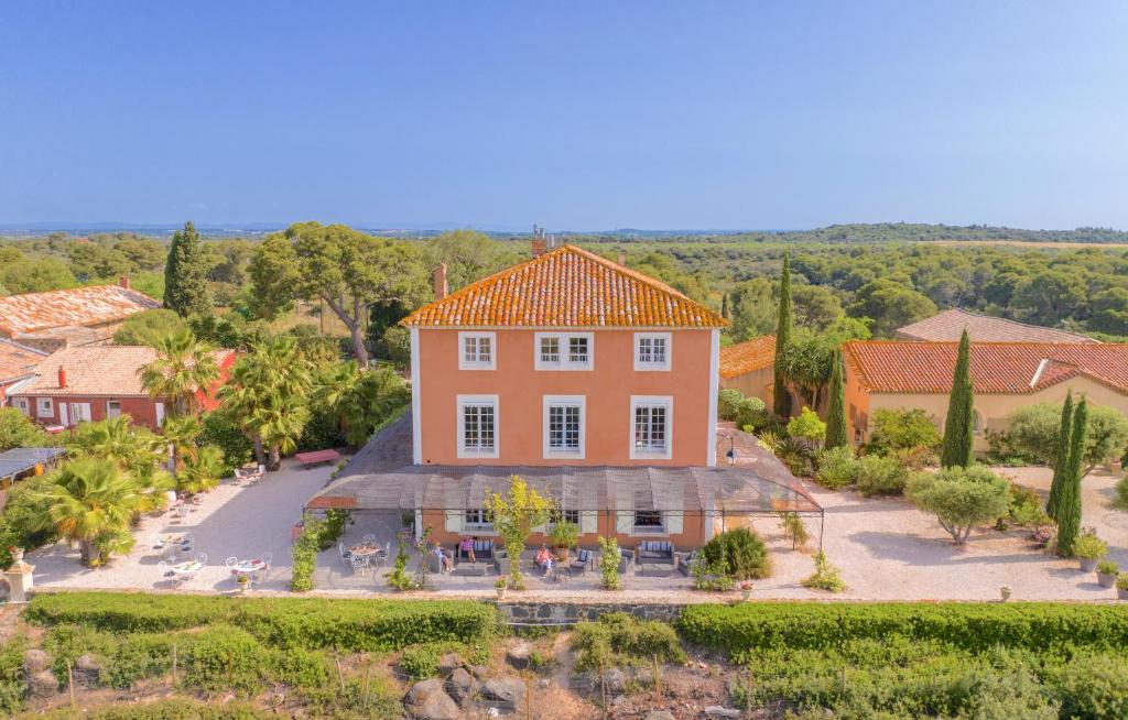 波尔蒂拉盖Domaine de Roque Haute的享有橙色屋顶房屋的空中景致